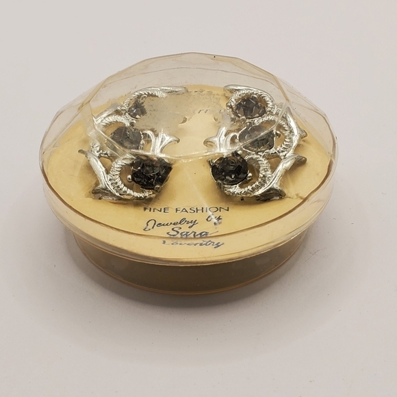 NOS VINTAGE SARAH COVENTRY COOL SURRENDER #7671 EARRINGS CLIP ON BOX JEWELRY NEW - Picture 3 of 12